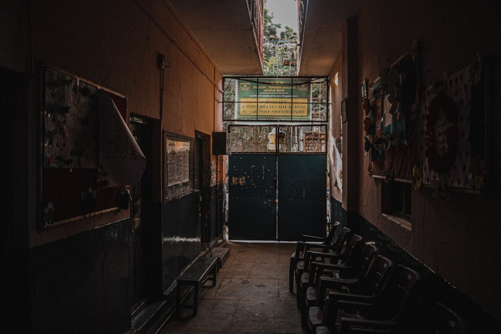 Một hành lang trường học cũ kỹ, nơi sinh ra nhiều truyện ma trường học kinh điển.