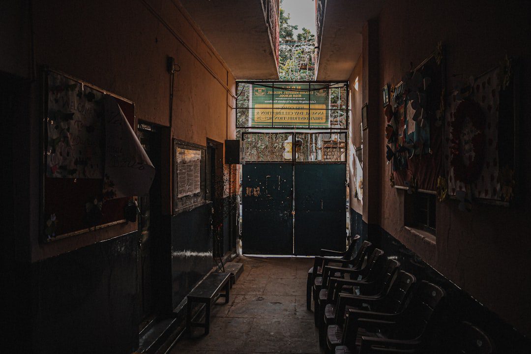 Một hành lang trường học cũ kỹ, nơi sinh ra nhiều truyện ma trường học kinh điển.