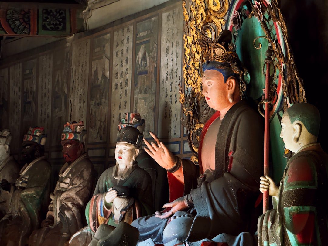 Bảy Hùng và Năm Phước đứng trước những bàn thờ bị đặt sai hướng, chuyện ma bàn thờ miền Tây