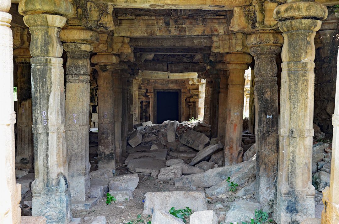 Truyện ma miếu hoang miền Tây: Ba người xa lạ trú mưa