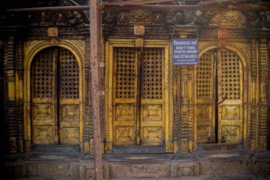 Dấu tay ướt trên cửa miếu hoang miền Tây