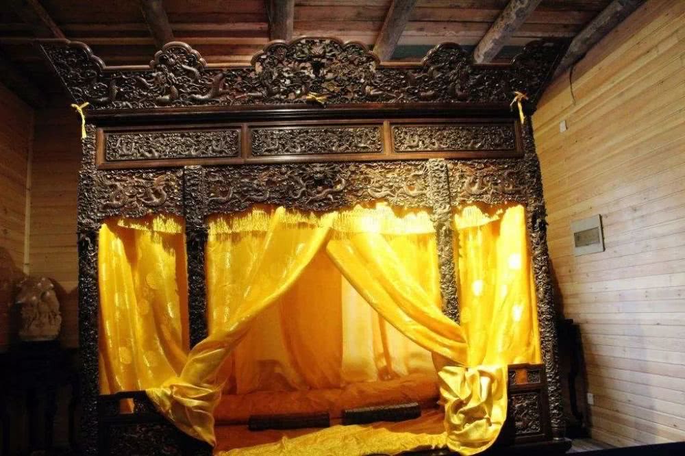 dấu hiệu chuyện tâm linh có thật sau tấm rèm đen