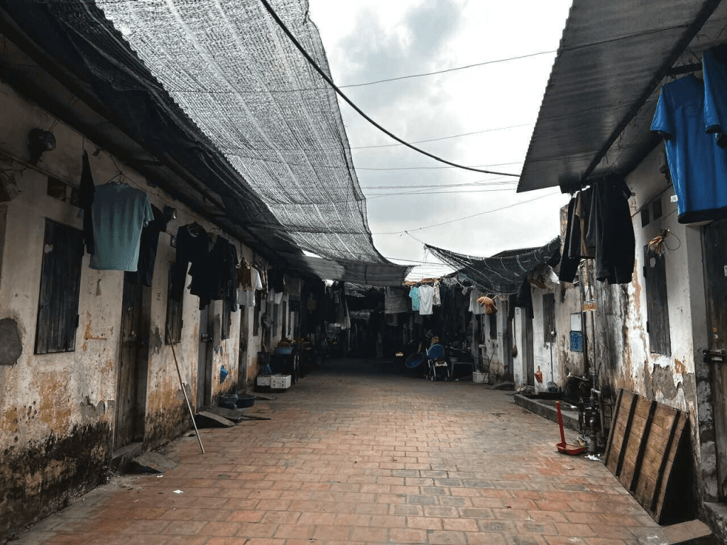 Khám phá bí ẩn căn phòng số 4 qua truyện ma có thật về linh hồn dưới gầm giường. Câu chuyện rùng rợn về nhân quả và sự thật kinh hoàng tại xóm trọ sinh viên!