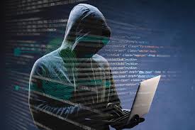 Màn hình laptop hiển thị những dòng mã code kỳ lạ giữa bóng tối ký túc xá tang