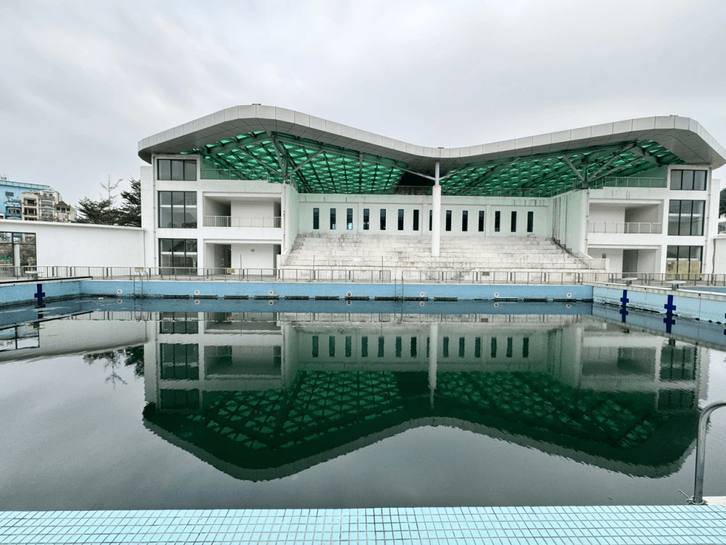 Khám phá sự thật kinh hoàng về vệt tóc đen ẩn hiện dưới lòng hồ và lời nguyền thế mạng lúc rạng sáng tại trường học. 